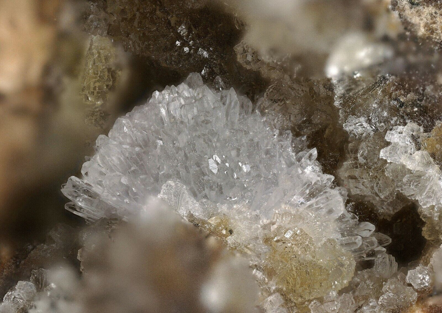 Brenkit - Brenkite Schellkopf, Brenk, Eifel, Deutschland analysiert