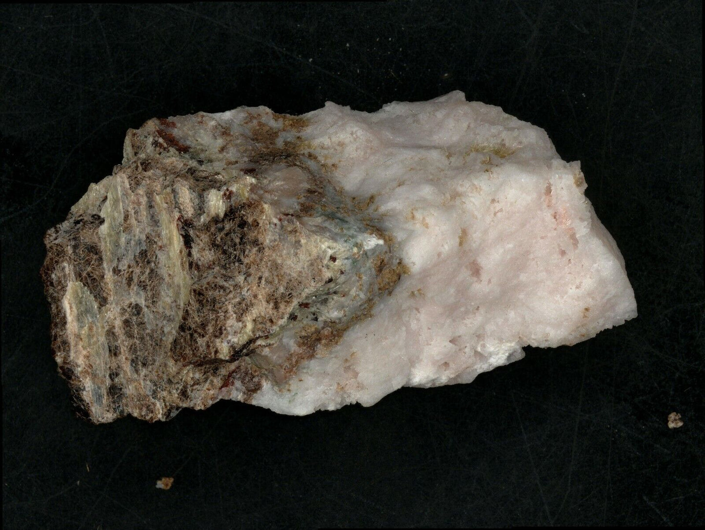 Belovit-Ce, Rait. Zorit, Karnasurt mine, Karnasurt Mountain, Lovozero, Russland