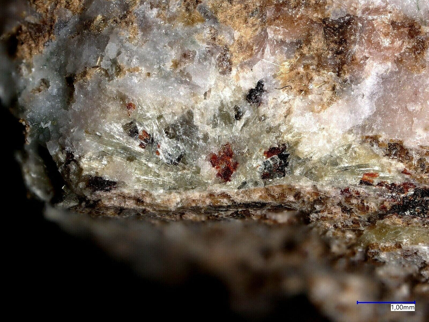 Belovit-Ce, Rait. Zorit, Karnasurt mine, Karnasurt Mountain, Lovozero, Russland