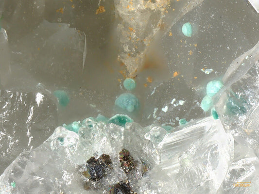 Eurekadumpite in cavities of quartz from the North Star mine, Utah, USA